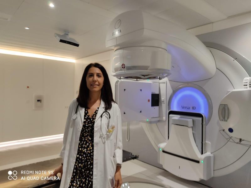 Ana Locking agradece a la médico zamorana María Mateos su labor para ayudarle a superar el cáncer