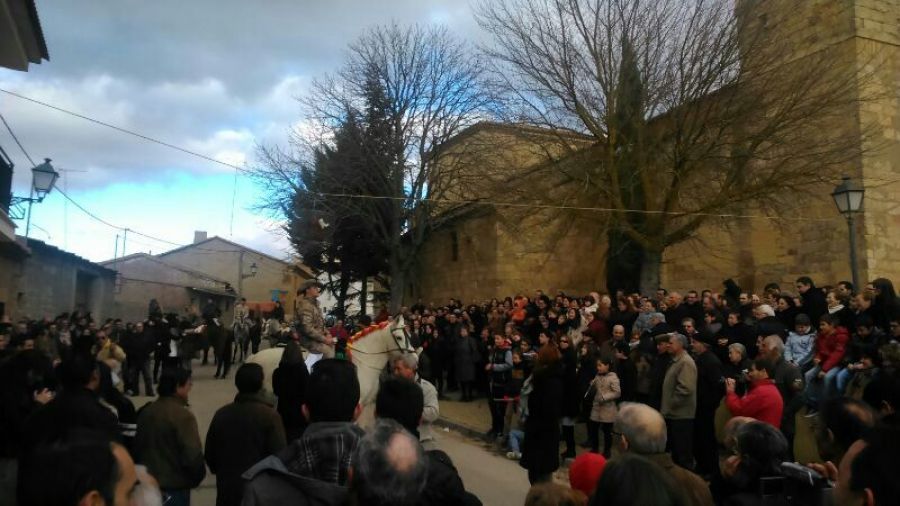 Los quintos de Venialbo recitan sus coplas al gallo