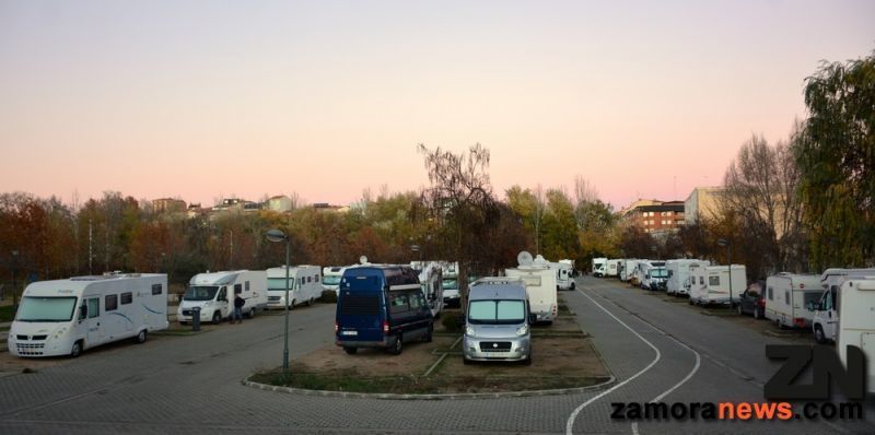Parking de Auto-Caravanas completo