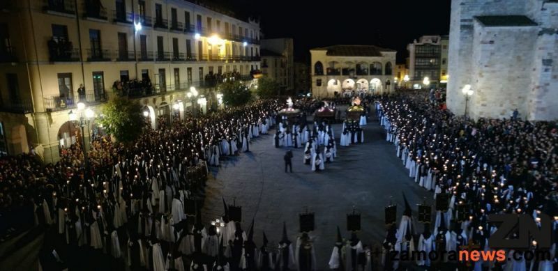La Tercera Caída llama a sus hermanos a cantar La Muerte no es el Final en los balcones