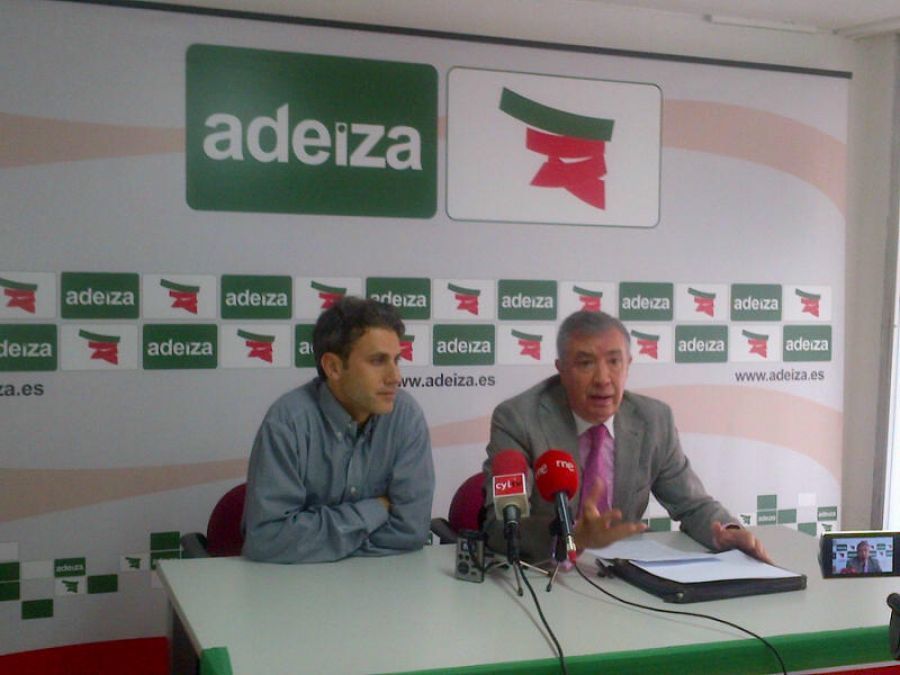Responsables de Adeiza, en una rueda de prensa.