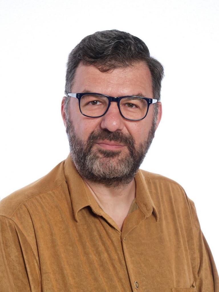 Albert Brand, periodista y autor del libro "¡Repuebla!": "Sin una buena conexión a Internet nos volveremos a mover en borrico, hasta un coche tendrá que estar conectado"
