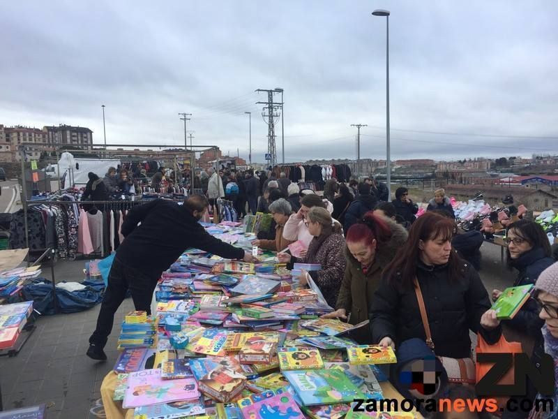 Con fresco-frío arrancó el primer mercadillo del año