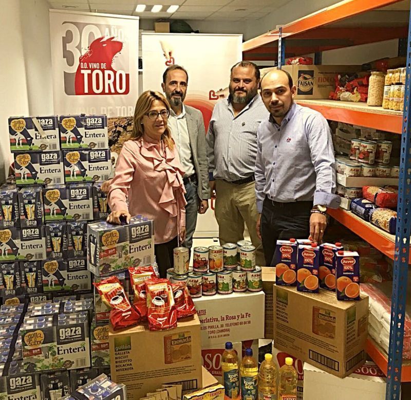 Entrega de un lote de alimentos a Cáritas esta mañana en Toro