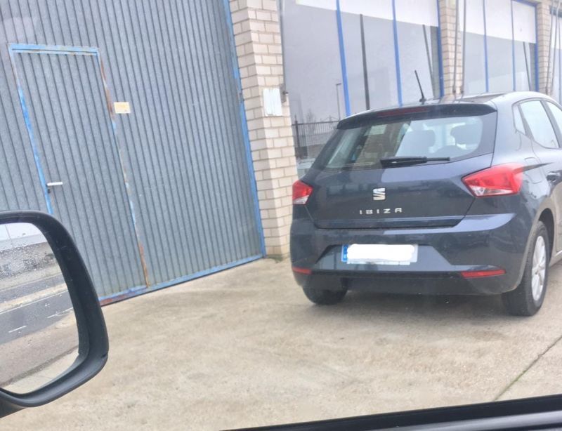 Un timador con un Seat Ibiza estafa a varios comerciantes en Zamora