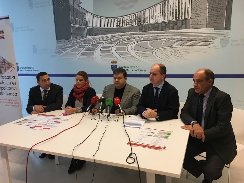 La Junta pone en marcha el servicio de paradas a demanda en el transporte metropolitano nocturno para mejorar la seguridad de las mujeres, los menores y las personas mayores