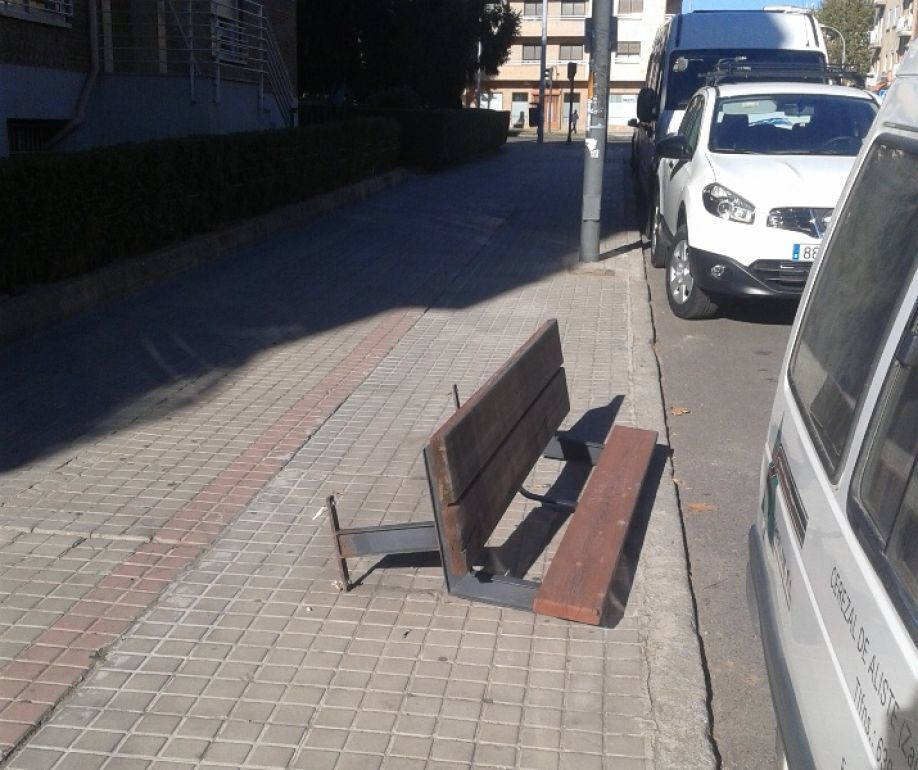 Banco arrancado en Arapiles.