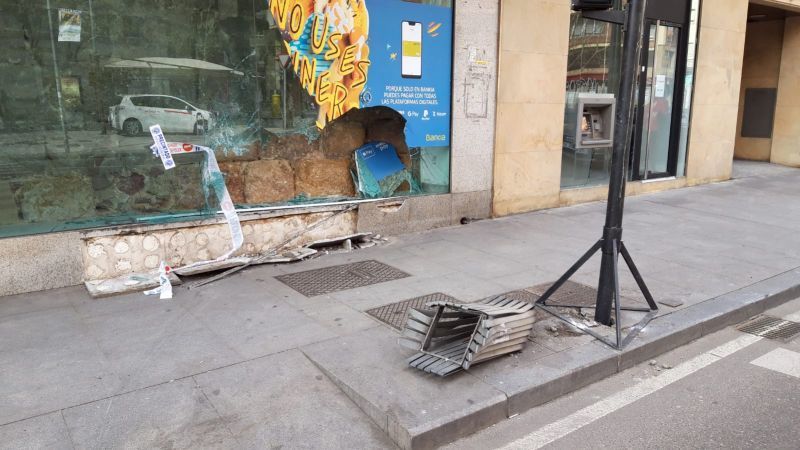 Un vehículo choca de madrugada contra una oficina bancaria de la Calle Alfonso IX