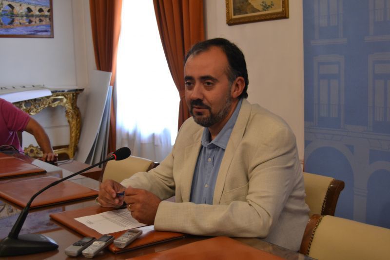 El Ayuntamiento no cortará la acera de Príncipe de Asturias para recuperar los aparcamientos