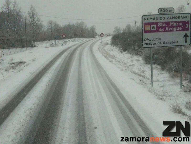 La nieve obliga a circular con cadenas por la A-52 en #Zamora y también complica el tráfico en la A-66 y la A-6, la acumulación de nieve en Sanabria llegará a los 10 cms