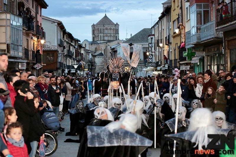 Toro despide el Carnaval con un desfile multitudinario que respetó la amenazante lluvia