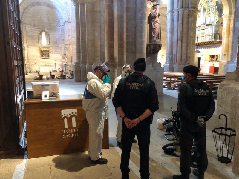 Tareas de desinfección llevadas a cabo en la Colegiata de Toro | Imagen Zamora News