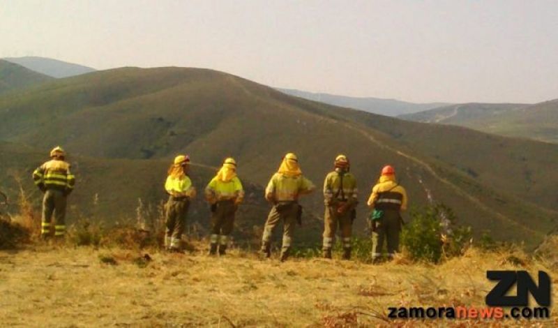 Se mantiene activo un incendio intencionado en la tarde del lunes en Tejera