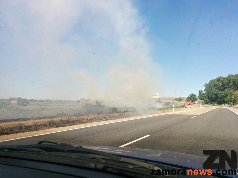 Un incendio visto por los ocupantes de un vehículo.