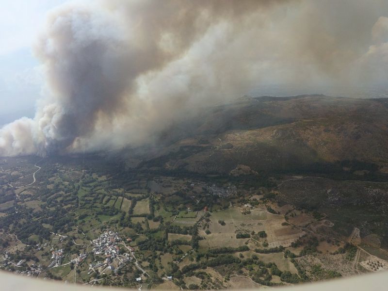 Un fuego en A Mezquita, Ourense, traspasa la frontera y entra en Zamora