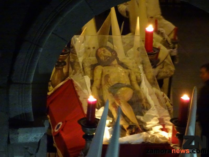 Zamora entona el más bello Miserere a Jesús Yacente bajo el agua