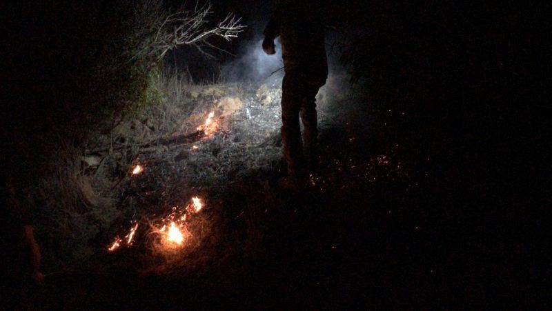 Incendio en Fuentespreadas, varios focos se divisan y han surgido a la vez, la población intenta sofocarlos mientras llegan los bomberos