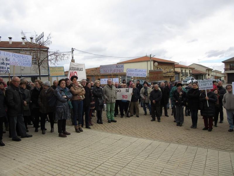Más de un centenar de personas participan el la manifestación en contra de las macrogranjas de porcino en Pozuelo de Tábara