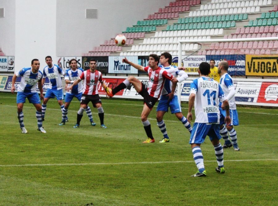 Álvaro Montero intenta controlar un balón en el área.