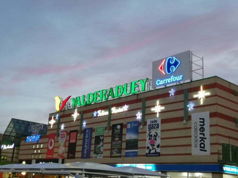 El CCValderaduey se viste de gala para anunciar la Navidad, en el mes de diciembre abrirá todos los domingos del mes