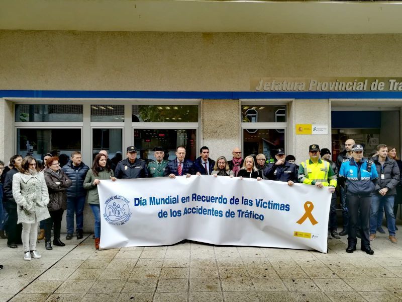 Un minuto de silencio y la lectura de un manifiesto ante la jefatura de tráfico de Zamora para conmemorar y recordar a las víctimas en accidente de tráfico