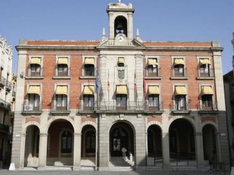 La concentración en el Ayuntamiento por los atentados de París será mañana a mediodía