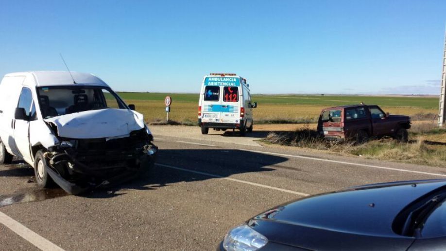 Los dos coches siniestrados y una ambulancia del 112 en el lugar de los hechos.