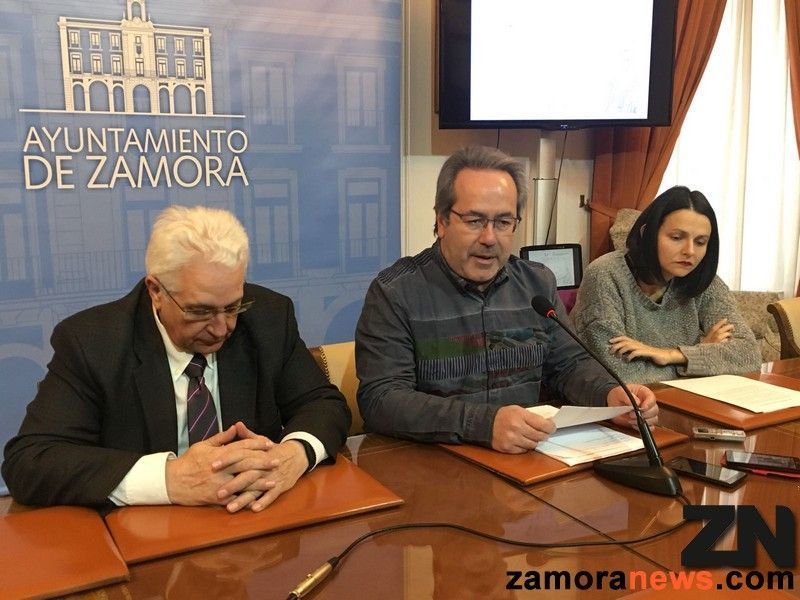 María Eugenia Cabezas, concejala de Cultura, junto a Francisco Guarido, que ocupa el centro de la imagen | Foto Zamora News
