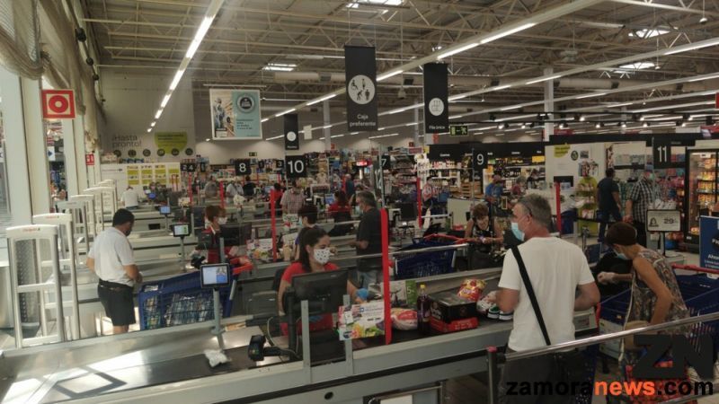 Llegaron los madrileños y vascos, Carrefour y Mercadona hasta la bandera, pero menos