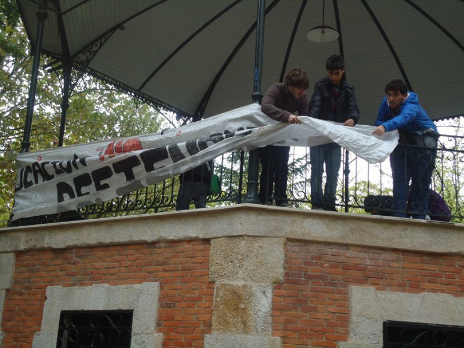 Los estudiantes colocan una pancarta en el templete de la Marina.