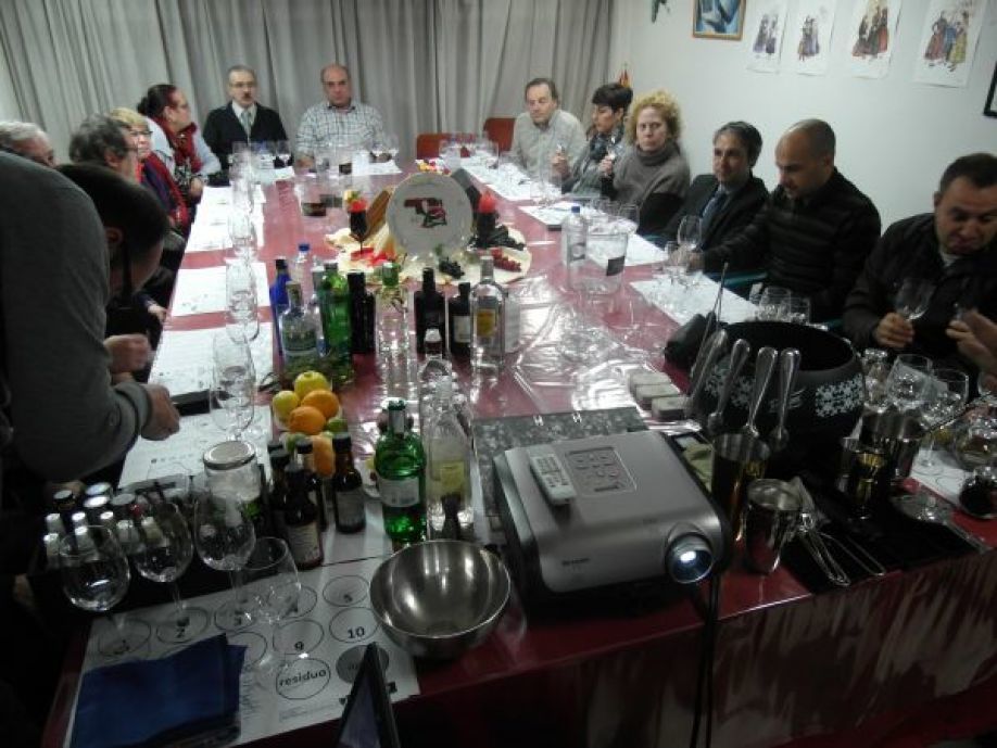 Un momento de la cata de ginebra.